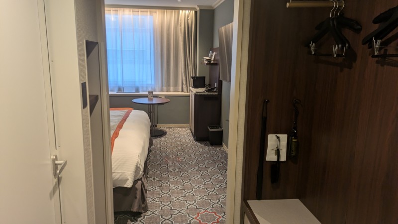 部屋に入ってすぐの室内